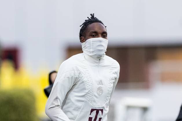 UEFA Champions League: Abschlusstraining FC Bayern Muenchen; 07.11.2023 Mathys Henri Tel (FC Bayern Muenchen, 39) mit Schal vor dem Gesicht UEFA Champions League: Abschlusstraining FC Bayern Muenchen, Muenchen, Trainingsgelaende an der Saebenerstrasse am 07.11.2023 Copyright: xBEAUTIFULxSPORTS Wunderlx