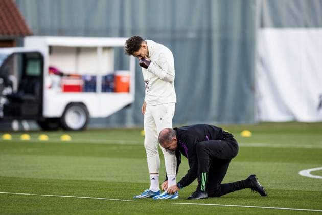 UEFA Champions League: Abschlusstraining FC Bayern Muenchen; 07.11.2023 Leon Goretzka (FC Bayern Muenchen, 8) bekommt den Schuh gebunden UEFA Champions League: Abschlusstraining FC Bayern Muenchen, Muenchen, Trainingsgelaende an der Saebenerstrasse am 07.11.2023 Copyright: xBEAUTIFULxSPORTS Wunderlx