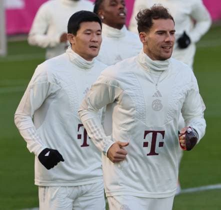 8 Leon Goretzka, mit Schiene, und 3 Minjae Kim, laufen, Fussball Abschlusstraining des FC Bayern Muenchen vor dem UEFA Champions League-Spiel gegen Galatasaray Istanbul 07.11.2023 Trainingsgelaende, Saebenerstr. FOTO: Mladen Lackovic LakoPress