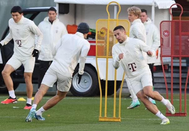 22 Raphael Adelino Jose Guerreiro (re.) und Mitspieler Fussball Abschlusstraining des FC Bayern Muenchen vor dem UEFA Champions League-Spiel gegen Galatasaray Istanbul 07.11.2023 Trainingsgelaende, Saebenerstr. FOTO: Mladen Lackovic LakoPress