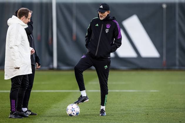 UEFA Champions League: Abschlusstraining FC Bayern Muenchen; 07.11.2023 Thomas Tuchel (Trainer FC Bayern Muenchen) spielt mit einem Ball und scherzt mit seinem Trainerteam UEFA Champions League: Abschlusstraining FC Bayern Muenchen, Muenchen, Trainingsgelaende an der Saebenerstrasse am 07.11.2023 Copyright: xBEAUTIFULxSPORTS Wunderlx