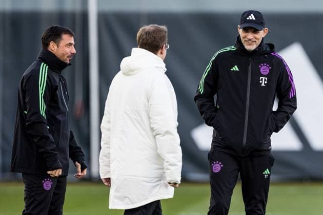 UEFA Champions League: Abschlusstraining FC Bayern Muenchen; 07.11.2023 Thomas Tuchel (Trainer FC Bayern Muenchen) spielt mit einem Ball und scherzt mit seinem Trainerteam UEFA Champions League: Abschlusstraining FC Bayern Muenchen, Muenchen, Trainingsgelaende an der Saebenerstrasse am 07.11.2023 Copyright: xBEAUTIFULxSPORTS Wunderlx