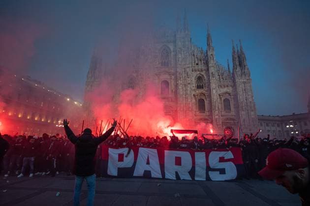 Sport Bilder des Tages Photo Claudio Furlan LaPresse 07-11-2023 Milan, Italy - Paris Saint Germain fans in Piazza Duomo in the day of the Champions League match against AC Milan  Copyright: xClaudioxFurlan LaPressex