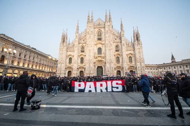 Photo Claudio Furlan LaPresse 07-11-2023 Milan, Italy - Paris Saint Germain fans in Piazza Duomo in the day of the Champions League match against AC Milan  Copyright: xClaudioxFurlan LaPressex