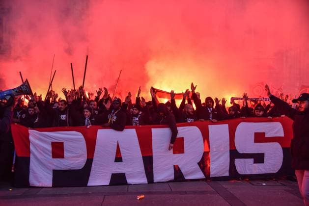 November 7, 2023, MILANO, Italia: Supporters of Paris Saint Germain in Duomo s square prior the UEFA Champions League soccer match against AC Milan, in Milan, Italy, 07 November 2023..ANSA MATTEO CORNER Champions: cori e fumogeni dei tifosi del Psg in Duomo  - ZUMAa110 20231107_zaf_a110_033 Copyright: xMatteoxCornerx