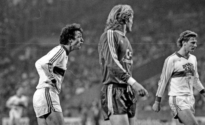 14.12.85 VfB Stuttgart - FC Bayern München Deutschland, Stuttgart, 14.12.1985, Fussball, Bundesliga, VfB Stuttgart - FC Bayern München (0:0): Karl Allgöwer (VfB Stuttgart). *** 14 12 85 VfB Stuttgart FC Bayern München Germany, Stuttgart, 14 12 1985, Football, Bundesliga, VfB Stuttgart FC Bayern München 0 0 Karl Allgöwer VfB Stuttgart