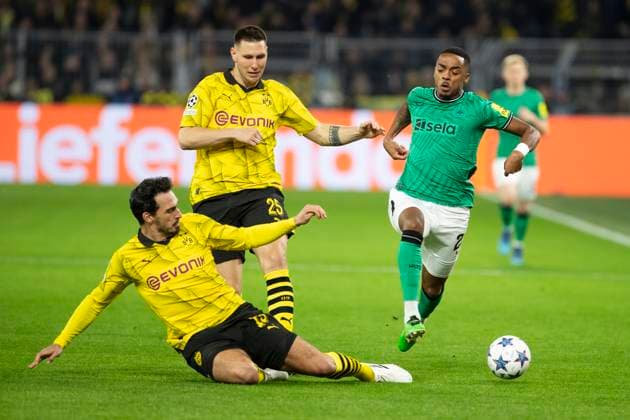 UEFA Champions League, Borussia Dortmund - Newcastle United, 7.11.2023 Mats Hummels (Borussia Dortmund, 15) im Zweikampf mit Joe Willock (Newcastle United, 28). UEFA Champions League, Borussia Dortmund - Newcastle United, Vorrunde 4. Spieltag, am 7.11.2023, Signal Iduna Park, Dortmund UEFA regulations prohibit any use of photographs as image sequences and or quasi-video Copyright: xBEAUTIFULxSPORTS Meuselx