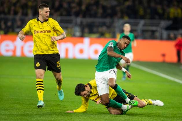 UEFA Champions League, Borussia Dortmund - Newcastle United, 7.11.2023 Mats Hummels (Borussia Dortmund, 15) im Zweikampf mit Joe Willock (Newcastle United, 28). UEFA Champions League, Borussia Dortmund - Newcastle United, Vorrunde 4. Spieltag, am 7.11.2023, Signal Iduna Park, Dortmund UEFA regulations prohibit any use of photographs as image sequences and or quasi-video Copyright: xBEAUTIFULxSPORTS Meuselx