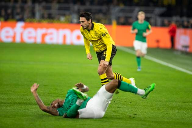 UEFA Champions League, Borussia Dortmund - Newcastle United, 7.11.2023 Joe Willock (Newcastle United, 28) nach den Zweikampf mit Mats Hummels (Borussia Dortmund, 15) am Boden. UEFA Champions League, Borussia Dortmund - Newcastle United, Vorrunde 4. Spieltag, am 7.11.2023, Signal Iduna Park, Dortmund UEFA regulations prohibit any use of photographs as image sequences and or quasi-video Copyright: xBEAUTIFULxSPORTS Meuselx
