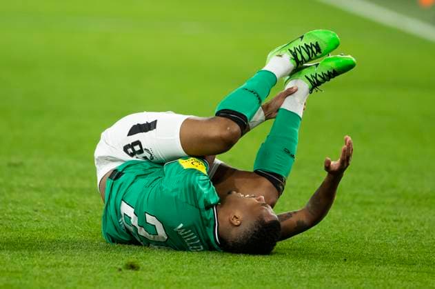 UEFA Champions League, Borussia Dortmund - Newcastle United, 7.11.2023 Joe Willock (Newcastle United, 28) am Boden. UEFA Champions League, Borussia Dortmund - Newcastle United, Vorrunde 4. Spieltag, am 7.11.2023, Signal Iduna Park, Dortmund UEFA regulations prohibit any use of photographs as image sequences and or quasi-video Copyright: xBEAUTIFULxSPORTS Meuselx
