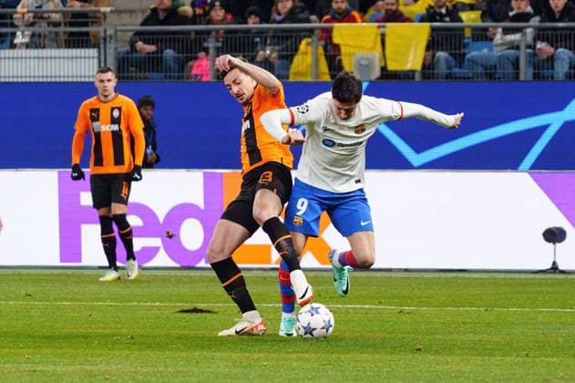 Giorgi Gocholeishvili (Schachtar Donezk, 13), Robert Lewandowski FC Barcelona, Barca 09) GER, Schachtar Donezk vs. FC Barcelona, Fussball, Champions League, Gruppe H, Spieltag 4, Saison 2023 2024, 07.11.2023 GER, Schachtar Donezk vs. FC Barcelona, Fussball, Champions League, Gruppe H, Spieltag 4, Saison 2023 2024, 07.11.2023 Hamburg Copyright: xEibner-Pressefoto MarcelxvonxFehrnx EP_MFN