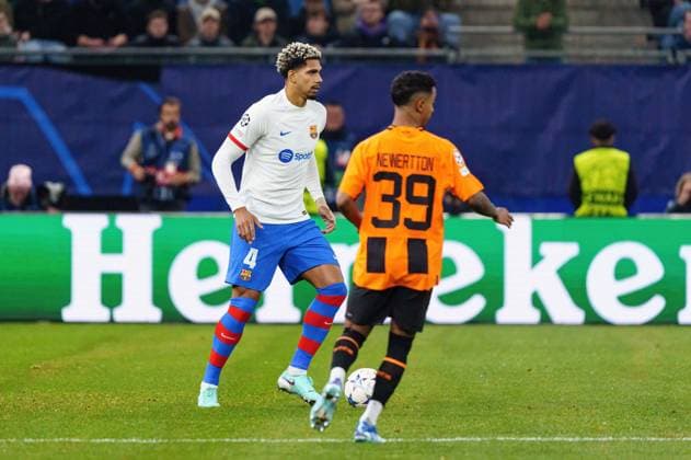 Ronald Araujo FC Barcelona, Barca 04), Stav Lemkin (Schachtar Donezk, 03) GER, Schachtar Donezk vs. FC Barcelona, Fussball, Champions League, Gruppe H, Spieltag 4, Saison 2023 2024, 07.11.2023 GER, Schachtar Donezk vs. FC Barcelona, Fussball, Champions League, Gruppe H, Spieltag 4, Saison 2023 2024, 07.11.2023 Hamburg Copyright: xEibner-Pressefoto MarcelxvonxFehrnx EP_MFN