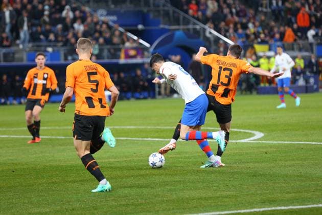 Fußball Herren Saison 2023-2024 UEFA Champions League I 4. Spieltag Schachtar Donezk - FC Barcelona, Barca 07.11.2023 Giorgi Gocholeishvili (13, Schachtar Donezk) gegen Robert Lewandowski (9, FC Barcelona) im Zweikampf. Hamburg Volksparkstadion Hamburg Deutschland Copyright: xLobecax xHenningxRohlfsx