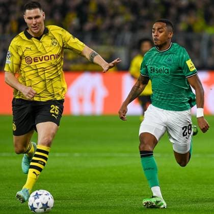 Sprintduell ziwschen Niklas Suele (Borussia Dortmund 09, 25) und Joe Willock (Newcastle United, 28). Borussia Dortmund vs. Newcastle United, Fussball, UEFA Champions League, 04. Spieltag, Saison 2023 2024, 07.11.2023 Borussia Dortmund vs. Newcastle United, Fussball, UEFA Champions League, 04. Spieltag, Saison 2023 2024, 0307.11.2023 Dortmund Copyright: xEibner-Pressefoto ThomasxHaeslerx EP_THR
