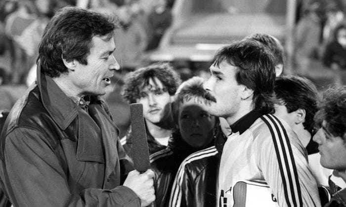 14.12.85 VfB Stuttgart - FC Bayern München Deutschland, Stuttgart, 14.12.1985, Fussball, Bundesliga, VfB Stuttgart - FC Bayern München (0:0): v.l. Helmut G. Müller (Reporter), Raimond Aumann (FC Bayern München). *** 14 12 85 VfB Stuttgart FC Bayern München Germany, Stuttgart, 14 12 1985, Soccer, Bundesliga, VfB Stuttgart FC Bayern München 0 0 v l Helmut G Müller Reporter , Raimond Aumann FC Bayern München