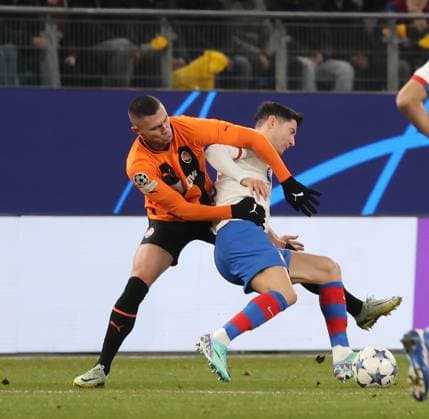 Oleksandr Zubkov (FC Shakhtar Donetsk), Robert Lewandowski FC Barcelona, Barca Fussball, UEFA Champions League, Gruppenphase, Saison 2023-2024, Herren, UCL, Men, Volksparkstadion, FC Shakhtar Schachtar Donezk (UKR) gegen FC Barcelona