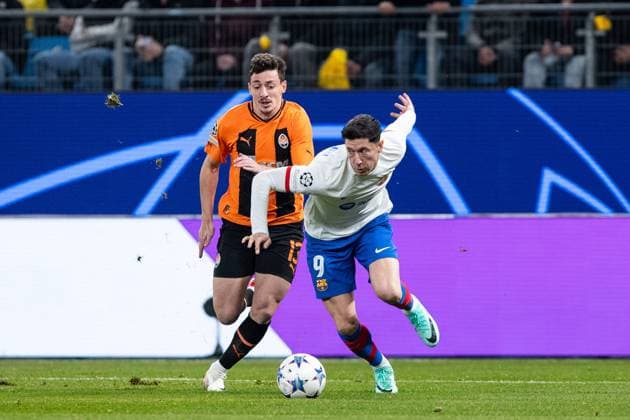 Champions League: FC Shakhtar Donetsk - FC Barcelona, Barca 07.11.2023 Zweikampf Giorgi Goholeischvili (FC Shakhtar Donetsk, 13), Robert Lewandowski (FC Barcelona, 9) Champions League: FC Shakhtar Donetsk - FC Barcelona, Volksparkstadion, Hamburg, 07.11.2023 Copyright: xBEAUTIFULxSPORTS Buriakovx