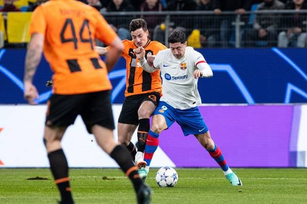 Champions League: FC Shakhtar Donetsk - FC Barcelona, Barca 07.11.2023 Zweikampf Giorgi Goholeischvili (FC Shakhtar Donetsk, 13), Robert Lewandowski (FC Barcelona, 9) Champions League: FC Shakhtar Donetsk - FC Barcelona, Volksparkstadion, Hamburg, 07.11.2023 Copyright: xBEAUTIFULxSPORTS Buriakovx