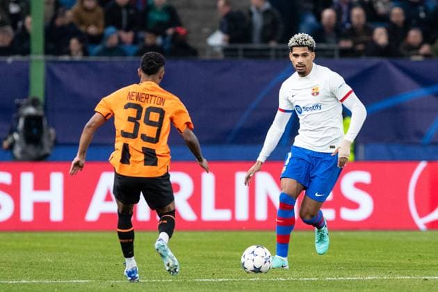 Champions League: FC Shakhtar Donetsk - FC Barcelona, Barca 07.11.2023 Zweikampf Newerton (FC Shakhtar Donetsk, 39), Ronald Araujo (FC Barcelona, 4) Champions League: FC Shakhtar Donetsk - FC Barcelona, Volksparkstadion, Hamburg, 07.11.2023 Copyright: xBEAUTIFULxSPORTS Buriakovx