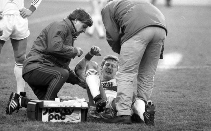 14.12.85 VfB Stuttgart - FC Bayern München Deutschland, Stuttgart, 14.12.1985, Fussball, Bundesliga, VfB Stuttgart - FC Bayern München (0:0): Guido Buchwald (VfB Stuttgart); Verletzung. *** 14 12 85 VfB Stuttgart FC Bayern Munich Germany, Stuttgart, 14 12 1985, Football, Bundesliga, VfB Stuttgart FC Bayern Munich 0 0 Guido Buchwald VfB Stuttgart Injury