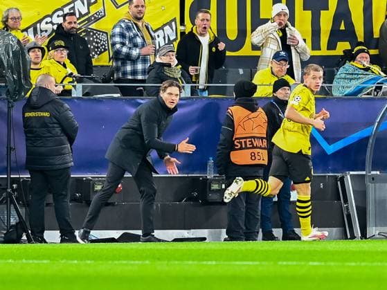 Edin Terzic (Borussia Dortmund 09, Trainer) schickt seine Mannschaft nach vorne. Dabei Julian Ryerson (Borussia Dortmund, 26). Borussia Dortmund vs. Newcastle United, Fussball, UEFA Champions League, 04. Spieltag, Saison 2023 2024, 07.11.2023 Borussia Dortmund vs. Newcastle United, Fussball, UEFA Champions League, 04. Spieltag, Saison 2023 2024, 0307.11.2023 Dortmund Copyright: xEibner-Pressefoto ThomasxHaeslerx EP_THR
