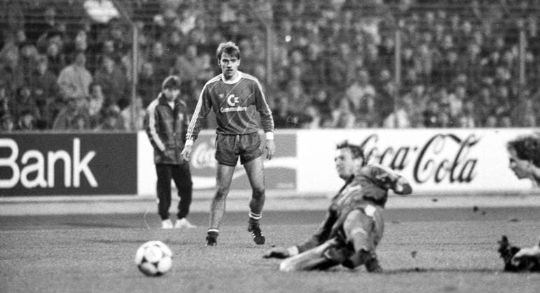 14.12.85 VfB Stuttgart - FC Bayern München Deutschland, Stuttgart, 14.12.1985, Fussball, Bundesliga, VfB Stuttgart - FC Bayern München (0:0): Hansi Flick (FC Bayern München).