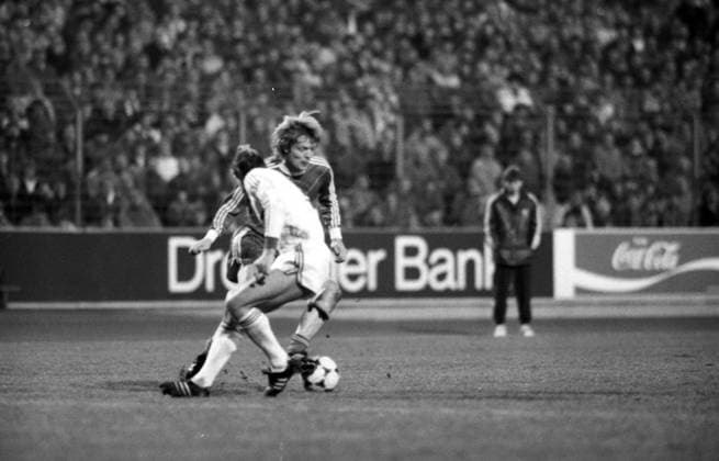 14.12.85 VfB Stuttgart - FC Bayern München Deutschland, Stuttgart, 14.12.1985, Fussball, Bundesliga, VfB Stuttgart - FC Bayern München (0:0): Sören Lerby (FC Bayern München). *** 14 12 85 VfB Stuttgart FC Bayern Munich Germany, Stuttgart, 14 12 1985, Football, Bundesliga, VfB Stuttgart FC Bayern Munich 0 0 Sören Lerby FC Bayern Munich