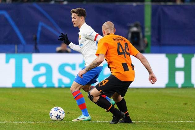 Gavi FC Barcelona, Barca 06), Yaroslav Rakitskyi (Schachtar Donezk, 44) GER, Schachtar Donezk vs. FC Barcelona, Fussball, Champions League, Gruppe H, Spieltag 4, Saison 2023 2024, 07.11.2023 GER, Schachtar Donezk vs. FC Barcelona, Fussball, Champions League, Gruppe H, Spieltag 4, Saison 2023 2024, 07.11.2023 Hamburg Copyright: xEibner-Pressefoto MarcelxvonxFehrnx EP_MFN