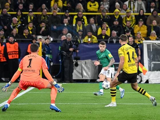 Kieran Trippier (Newcastle United, 02) passt den Ball in die Mitte. Er findet aber keinen Abnehmer. Dabei Gregor Kobel (Borussia Dortmund 09, 01) und Niclas Fuellkrug (Borussia Dortmund 09, 14). Borussia Dortmund vs. Newcastle United, Fussball, UEFA Champions League, 04. Spieltag, Saison 2023 2024, 07.11.2023 Borussia Dortmund vs. Newcastle United, Fussball, UEFA Champions League, 04. Spieltag, Saison 2023 2024, 0307.11.2023 Dortmund Copyright: xEibner-Pressefoto ThomasxHaeslerx EP_THR