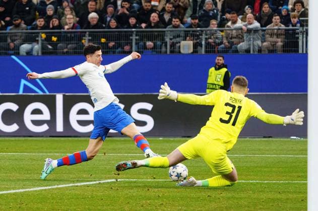 Sport Bilder des Tages Torschuss Torchance Robert Lewandowski FC Barcelona, Barca 09), Dmytro Riznyk (Schachtar Donezk, 31) GER, Schachtar Donezk vs. FC Barcelona, Fussball, Champions League, Gruppe H, Spieltag 4, Saison 2023 2024, 07.11.2023 GER, Schachtar Donezk vs. FC Barcelona, Fussball, Champions League, Gruppe H, Spieltag 4, Saison 2023 2024, 07.11.2023 Hamburg Copyright: xEibner-Pressefoto MarcelxvonxFehrnx EP_MFN