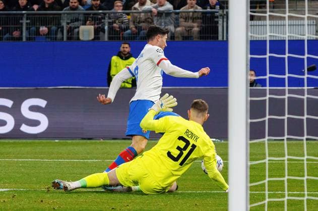Torschuss Torchance Robert Lewandowski FC Barcelona, Barca 09), Dmytro Riznyk (Schachtar Donezk, 31) GER, Schachtar Donezk vs. FC Barcelona, Fussball, Champions League, Gruppe H, Spieltag 4, Saison 2023 2024, 07.11.2023 GER, Schachtar Donezk vs. FC Barcelona, Fussball, Champions League, Gruppe H, Spieltag 4, Saison 2023 2024, 07.11.2023 Hamburg Copyright: xEibner-Pressefoto MarcelxvonxFehrnx EP_MFN