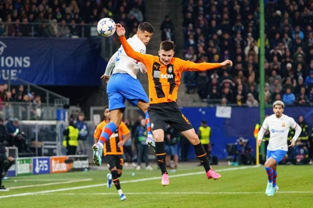 Kopfballduell Joao Cancelo FC Barcelona, Barca 02), Dmytro Kryskiv (Schachtar Donezk, 08) GER, Schachtar Donezk vs. FC Barcelona, Fussball, Champions League, Gruppe H, Spieltag 4, Saison 2023 2024, 07.11.2023 GER, Schachtar Donezk vs. FC Barcelona, Fussball, Champions League, Gruppe H, Spieltag 4, Saison 2023 2024, 07.11.2023 Hamburg Copyright: xEibner-Pressefoto MarcelxvonxFehrnx EP_MFN