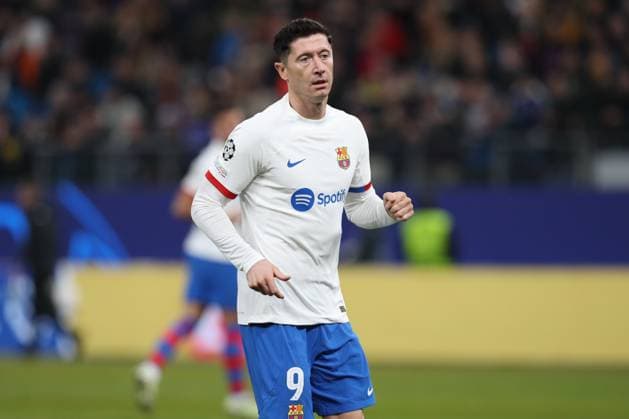 07.11.2023, xtgx, Fussball, UEFA Champions League, Schachtar Donezk - FC Barcelona, Barca emspor, v.l. Robert Lewandowski (Barcelona, 9) beim Warm-Up (DFL DFB REGULATIONS PROHIBIT ANY USE OF PHOTOGRAPHS as IMAGE SEQUENCES and or QUASI-VIDEO) Hamburg