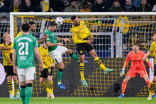 DORTMUND - Fabian Schar of Newcastle United FC during the UEFA Champions League match between Borussia Dortmund and Newcastle United FC at Signal Iduna Park on November 7, 2023 in Dortmund, Germany. ANP Hollandse Hoogte UEFA Champions League 2023 24 2023 2024 xVIxANPxSportx xGerritxvanxKeulenxIVx 483267516 originalFilename: 483267516.jpg
