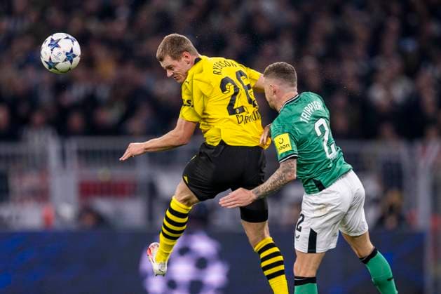 Fußball: Champions League. 4. Spieltag: Borussia Dortmund - Newcastle United am 07.11.2023 im Signal-Iduna-Park: Dortmunds Julian Ryerson (l.) und Newcastles Kieran Trippier kämpfen um den Ball. WICHTIGER HINWEIS: Gemäß den Vorgaben der UEFA ist es untersagt, in dem Stadion und oder vom Spiel angefertigte Fotoaufnahmen in Form von Sequenzbildern und oder videoähnlichen Fotostrecken zu verwerten bzw. verwerten zu lassen. Copyright: xKirchner DavidxInderliedx
