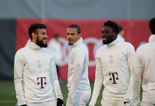 München, Deutschland 07. November 2023: Fussball, Herren, Saison 2023 2024, FC Bayern München, Säbener Strasse, Trainingsgelände, Training, Abschlusstraining, Champions League Leroy Sane (FC Bayern München) mit Blick nach links, umdrehen, schauen, beobachten