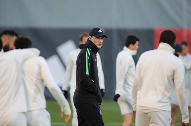 München, Deutschland 07. November 2023: Fussball, Herren, Saison 2023 2024, FC Bayern München, Säbener Strasse, Trainingsgelände, Training, Abschlusstraining, Champions League Thomas Tuchel, Trainer (FC Bayern München) dreht sich nach rechts, Blick nach rechts, schauen ,umdrehen