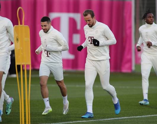 München, Deutschland 07. November 2023: Fussball, Herren, Saison 2023 2024, FC Bayern München, Säbener Strasse, Trainingsgelände, Training, Abschlusstraining, Champions League Raphael Guerreiro (FC Bayern München) (li.) mit Harry Kane (FC Bayern München) (re.) beim Laufen, Aufwärmen