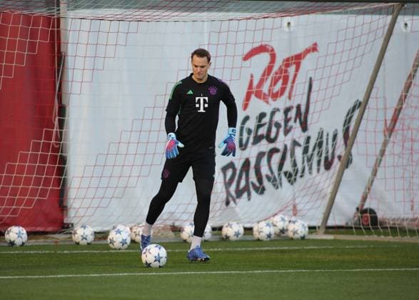 Sport Bilder des Tages München, Deutschland 07. November 2023: Fussball, Herren, Saison 2023 2024, FC Bayern München, Säbener Strasse, Trainingsgelände, Training, Abschlusstraining, Champions League Manuel Neuer (FC Bayern München) spielt einen Ball, Einzelaktion, Freisteller,Ganzkörperaufnahme