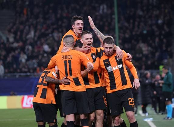 1-0 durch Danylo Sikan (FC Shakhtar Donetsk), Jubel Fussball, UEFA Champions League, Gruppenphase, Saison 2023-2024, Herren, UCL, Men, Volksparkstadion, FC Shakhtar Schachtar Donezk (UKR) gegen FC Barcelona, Barca