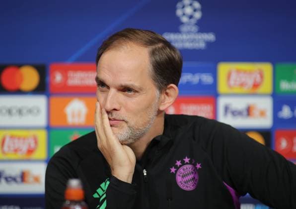 München, Deutschland 07. November 2023: Fussball, Herren, Saison 2023 2024, FC Bayern München, Internationale Pressekonferenz, Allianz Arena Thomas Tuchel, Trainer (FC Bayern München) Kopf, Portrait, zuhörend, Hand am Kinn, Blick nach rechts