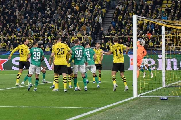Strafraumszene Gregor Kobel ( 1, Borussia Dortmund) pariert Torchance von Newcastle 07.11.2023 Fussball, Champions League, Borussia Dortmund vs Newcastle United , Signal Iduna Park, Dortmund, NRW Germany