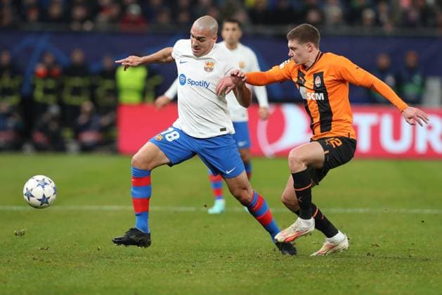 07.11.2023, xtgx, Fussball, UEFA Champions League, Schachtar Donezk - FC Barcelona, Barca emspor, v.l. Oriol Romeu (Barcelona, 18), Mykola Matvienko (Donezk, 22) Zweikampf, Duell, Kampf, tackle (DFL DFB REGULATIONS PROHIBIT ANY USE OF PHOTOGRAPHS as IMAGE SEQUENCES and or QUASI-VIDEO) Hamburg