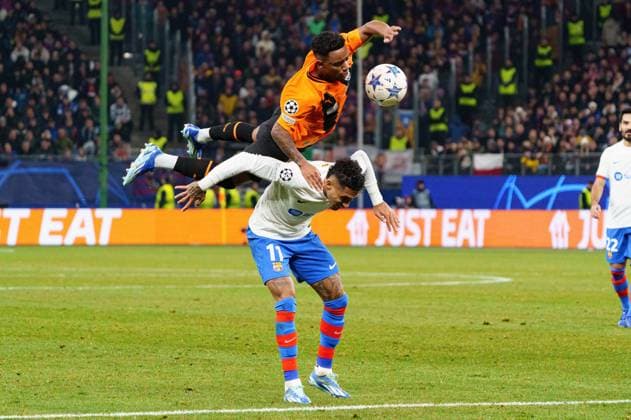 Raphinha FC Barcelona, Barca 11), Newerton (Schachtar Donezk, 39) GER, Schachtar Donezk vs. FC Barcelona, Fussball, Champions League, Gruppe H, Spieltag 4, Saison 2023 2024, 07.11.2023 GER, Schachtar Donezk vs. FC Barcelona, Fussball, Champions League, Gruppe H, Spieltag 4, Saison 2023 2024, 07.11.2023 Hamburg Copyright: xEibner-Pressefoto MarcelxvonxFehrnx EP_MFN