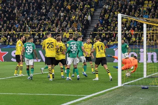 Strafraumszene Gregor Kobel ( 1, Borussia Dortmund) pariert Torchance von Newcastle 07.11.2023 Fussball, Champions League, Borussia Dortmund vs Newcastle United , Signal Iduna Park, Dortmund, NRW Germany