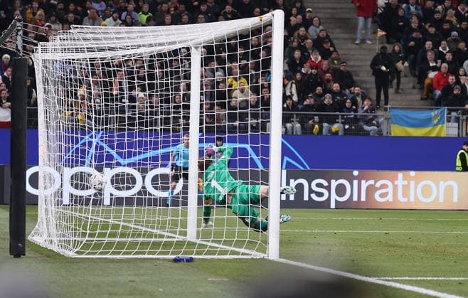 Hier schlaegt der Ball zum 1-0 ins Netz von Marc-Andre ter Stegen FC Barcelona, Barca , Torschuetze Danylo Sikan (FC Shakhtar Donetsk) Fussball, UEFA Champions League, Gruppenphase, Saison 2023-2024, Herren, UCL, Men, Volksparkstadion, FC Shakhtar Schachtar Donezk (UKR) gegen FC Barcelona
