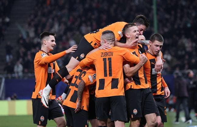1-0 durch Danylo Sikan (FC Shakhtar Donetsk) Fussball, UEFA Champions League, Gruppenphase, Saison 2023-2024, Herren, UCL, Men, Volksparkstadion, FC Shakhtar Schachtar Donezk (UKR) gegen FC Barcelona, Barca