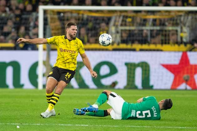 UEFA Champions League, Borussia Dortmund - Newcastle United, 7.11.2023 Niclas Fuellkrug (Borussia Dortmund, 14) im Zweikampf mit Fabian Schaer (Newcastle United, 5). UEFA Champions League, Borussia Dortmund - Newcastle United, Vorrunde 4. Spieltag, am 7.11.2023, Signal Iduna Park, Dortmund UEFA regulations prohibit any use of photographs as image sequences and or quasi-video Copyright: xBEAUTIFULxSPORTS Meuselx