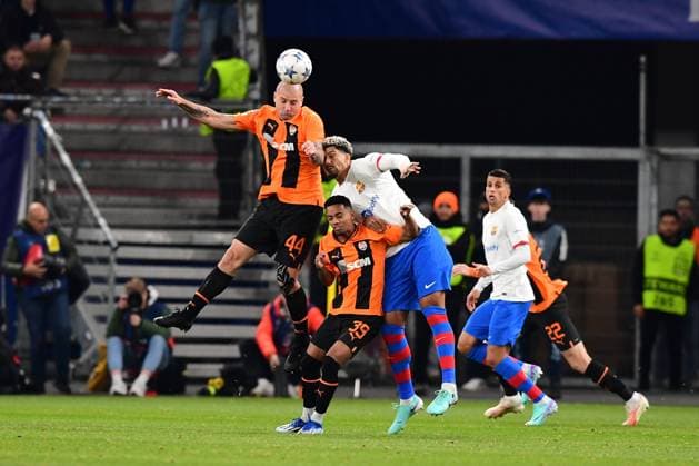 Fussball I Herren I UEFA I Champions League l FC Schachtar Donezk - FC Barcelona, Barca I 4. Spieltag I Gruppe H I Saison 2023-2024 I Shakhtar Donetsk I Barca I 07.11.2023 I v.l. Rakitskiy Yaroslav (FC Shakhtar Donetsk) , Newerton (FC Shakhtar Donetsk) , Araujo Ronald (FC Barcelona) , Sportplatz : Volksparkstadion, Hamburg, Stellingen Hamburg Deutschland