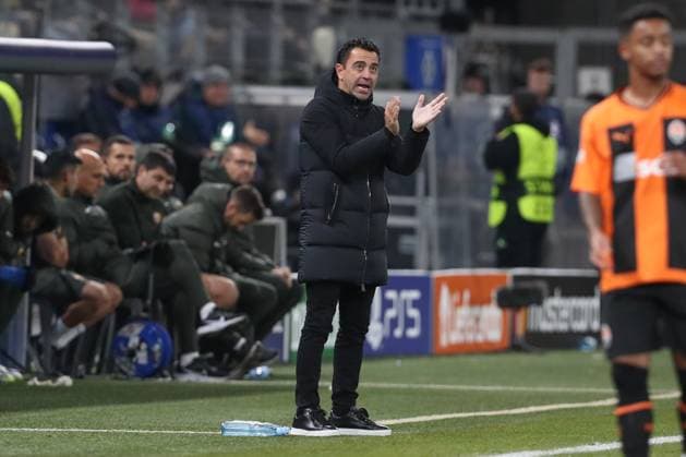 07.11.2023, xtgx, Fussball, UEFA Champions League, Schachtar Donezk - FC Barcelona, Barca emspor, v.l. Xavi Hernandez (Barcelona, Trainer) gibt Anweisungen, gestikuliert mit den Armen, gesticulate, gives instructions (DFL DFB REGULATIONS PROHIBIT ANY USE OF PHOTOGRAPHS as IMAGE SEQUENCES and or QUASI-VIDEO) Hamburg